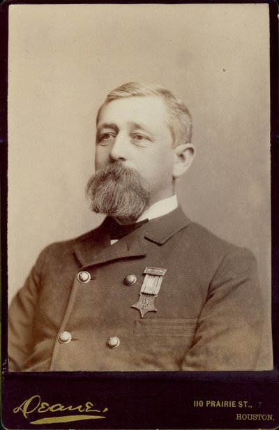 Büste von Alfred K. Taylor, nach links gedreht, und trägt eine zweireihige Jacke mit einer daran befestigten Medaille von Houston Deane